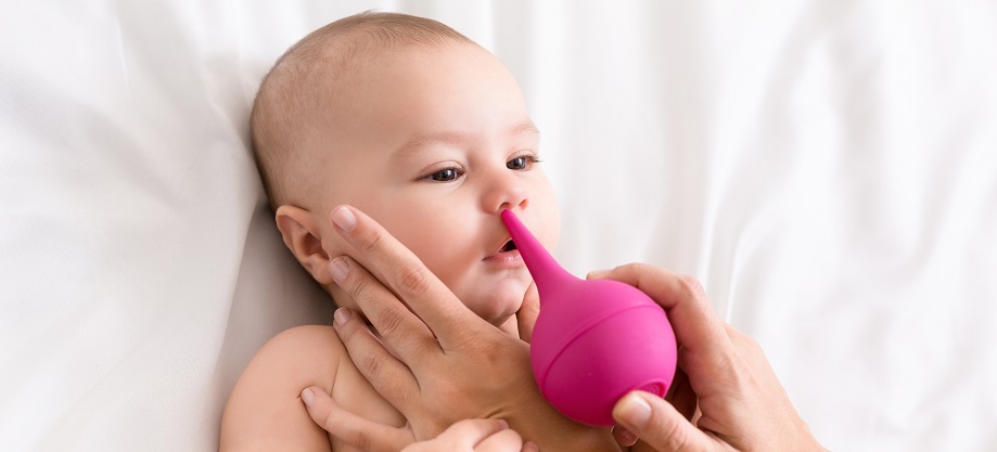 Как правильно очистить нос ребенка?