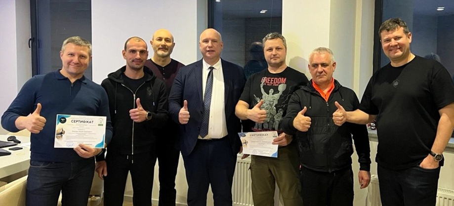 Эндопротезирование коленного сустава Ендопротезування колінного суглоба