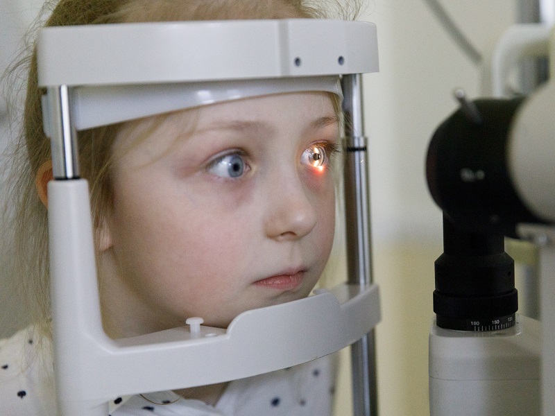 огляд офтальмлога дитині