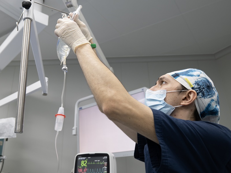 анестезиолог в операционной