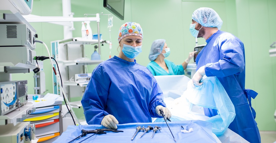 хірурги в операційній онкологія