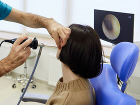 Почему возникает шум в ушах?	